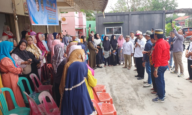 Ratusan Penduduk Desa Bersemangat Menyambut Kedatangan Aunur Rafiq