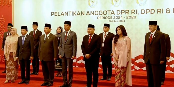 Prabowo Subianto dan Jokowi bersama-sama Naik Mobil Kepresidenan RI 1 menuju Pelantikan DPR Terpilih