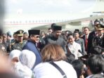 Prabowo Subianto accompanies Jokowi to Halim and wishes him all the best for the future