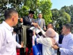 Citizens Meet Prabowo Subianto, Shed Tears of Joy and Offer Prayers: “I Finally Got His Autograph”